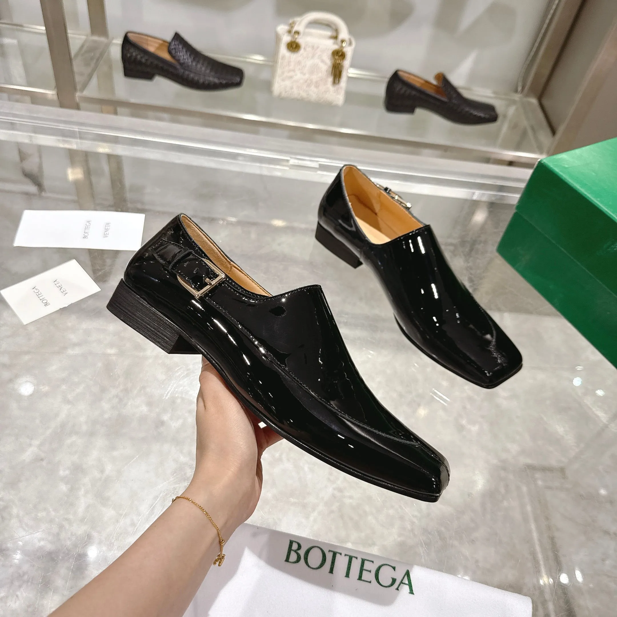 [BV] Top P: 860💰 Couple model, Size: Women 35-39, Men 39--44 (Female 40.41. Men 38. 45, non-refundable) Bottega Veneta 2025 Autumn Counter Synchronous Couple Model Bottega Veneta square-toe low-heeled shoes woven from mixed-breed sheep! Patent leather matching! Low-key luxury and solid color! Leather outsole! [Rose][Rose]! Purely hand-woven and operated, the original board is reproduced one-to-one! quality assurance!